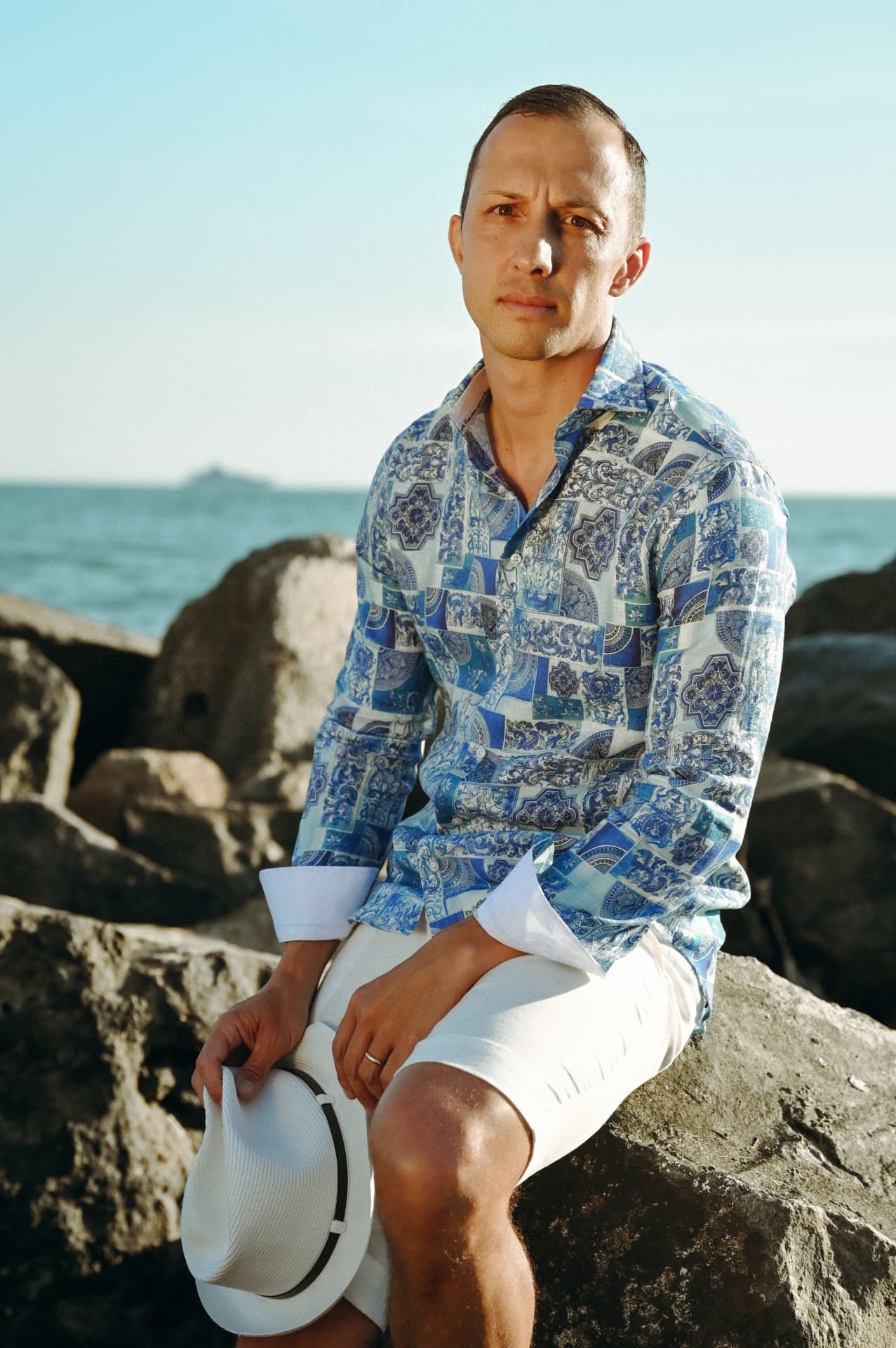 Camicia fantasia in lino Angelo Roma indossata in riva al mare