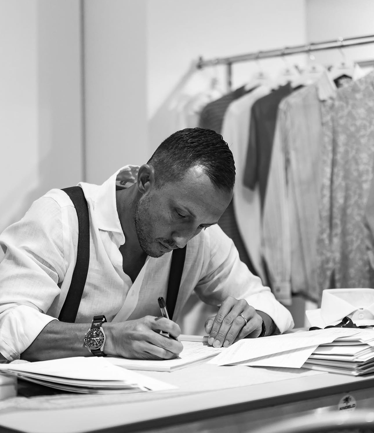 Dario Pietrolucci al lavoro nell'atelier Angelo Roma