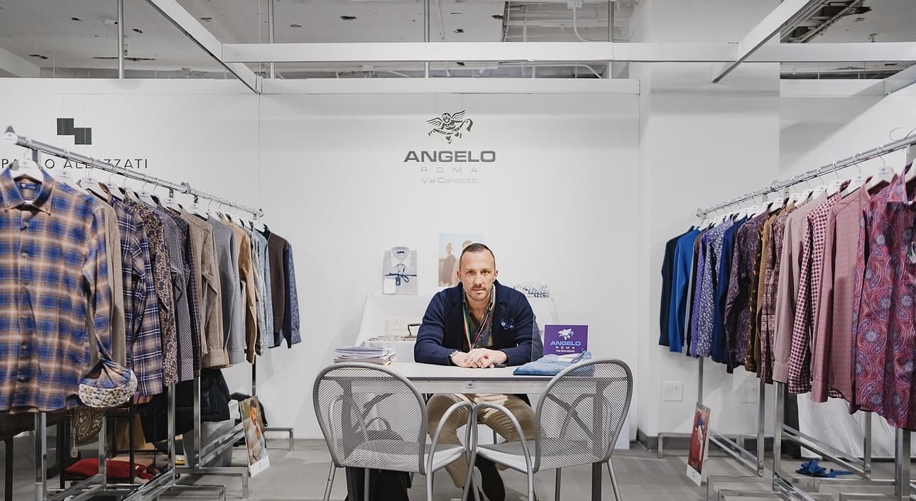Showroom Angelo Roma con camicie da uomo esposte